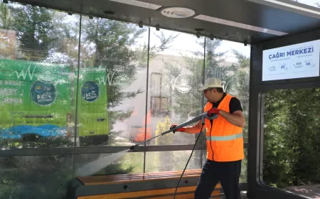 Van Büyükşehir Belediyesi Kent Genelindeki Kapalı Otobüs Duraklarında Hijyen Çalışmalarını Sürdürüyor