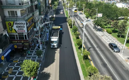 Şanlıurfa Büyükşehir Belediyesi Atatürk Bulvarı'nda sıcak asfalt serimine başladı, çalışmaların kısa sürede tamamlanması hedefleniyor