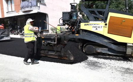 Hatay Büyükşehir Belediyesi Samandağ’da İtfaiye Caddesi’ni beton asfaltla yeniliyor
