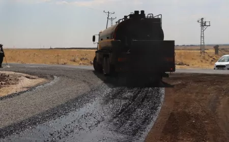 Siverek’te stabilize 5 kilometrelik yol sathi asfaltla buluşturuldu