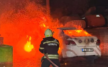 Bodrum Yokuşbaşı Mahallesi’nde seyir halindeki otomobil alev aldı, yangın belediye aracına sıçradı