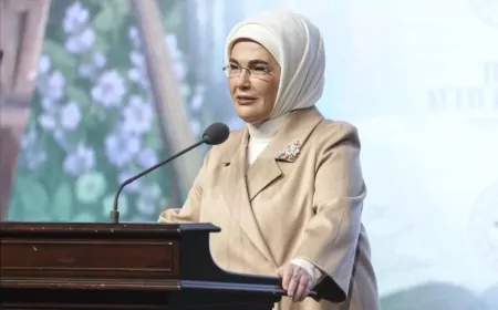 Cumhurbaşkanı Recep Tayyip Erdoğan’ın eşi Emine Erdoğan: “O gün tek yürek olduk bugün de şehirlerimizi omuz omuza ayağa kaldırıyoruz”