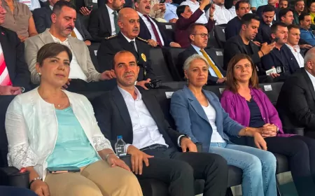 Diyarbakır Büyükşehir Belediyesi Eşbaşkanı Serra Bucak, Amedspor-Erzurumspor karşılaşmasını tribünden takip etti