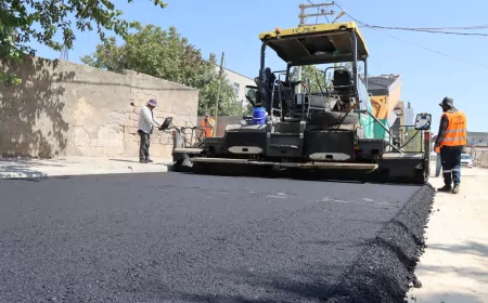Şanlıurfa Büyükşehir Belediyesi Hilvan’da parke yolları sıcak asfaltla yeniledi