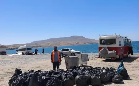 Van Gölü kıyılarında rutin temizlik çalışmaları Mollakasım ve Ayanıs sahillerinde sürüyor