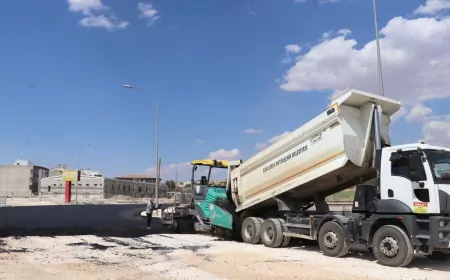 Şanlıurfa Büyükşehir Belediyesi Şehit Cuma Uçar Caddesi’nde sıcak asfalt çalışmalarına başladı