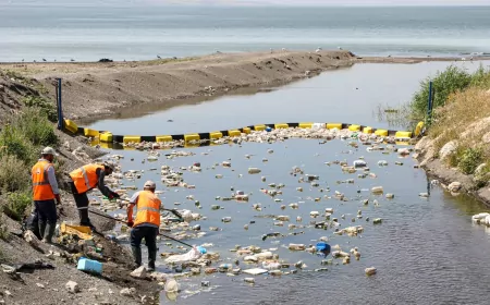 Van Büyükşehir Belediyesi derelerden Van Gölü’ne taşınan atıkları yüzer bariyerlerle engelliyor