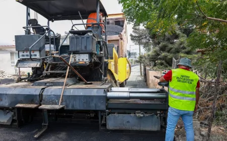 Hatay Büyükşehir Belediyesi Yenimahalle’de 700 Metrelik Yolu Beton Asfaltla Yeniledi