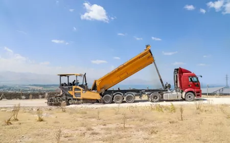 Van Büyükşehir Belediyesi Kıyıcak’ta 3 kilometrelik yeni imar yolu için PMT serimine başladı