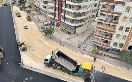 Şanlıurfa Büyükşehir Belediyesi Karaköprü’de Kazım Karabekir Bulvarı’nı sıcak asfaltla yeniliyor