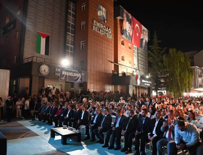 Afyonkarahisar Emirdağ Gurbetçi Festivali binlerce hemşehriyi sıla hasretini gidermek üzere bir araya getirdi