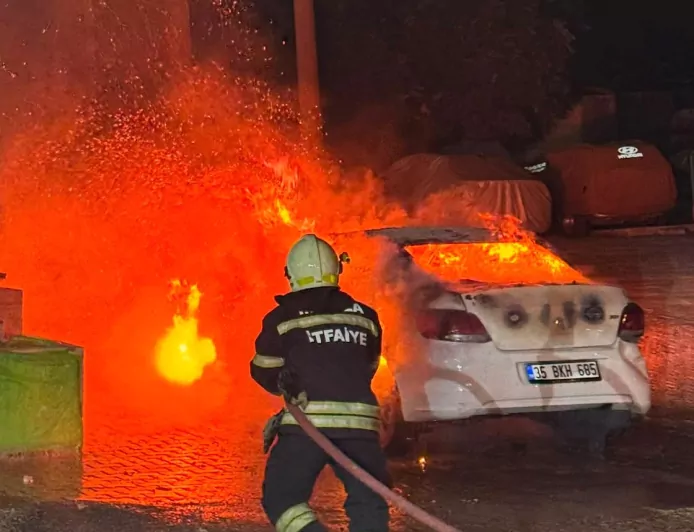Bodrum Yokuşbaşı Mahallesi’nde seyir halindeki otomobil alev aldı, yangın belediye aracına sıçradı