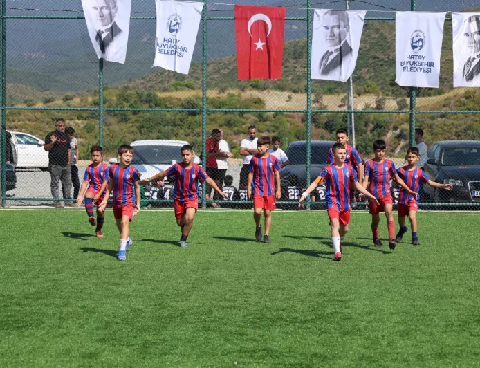 Antakya Yaylacık Mahallesi’nde yeni halı saha gençlerin katıldığı futbol turnuvasıyla açıldı