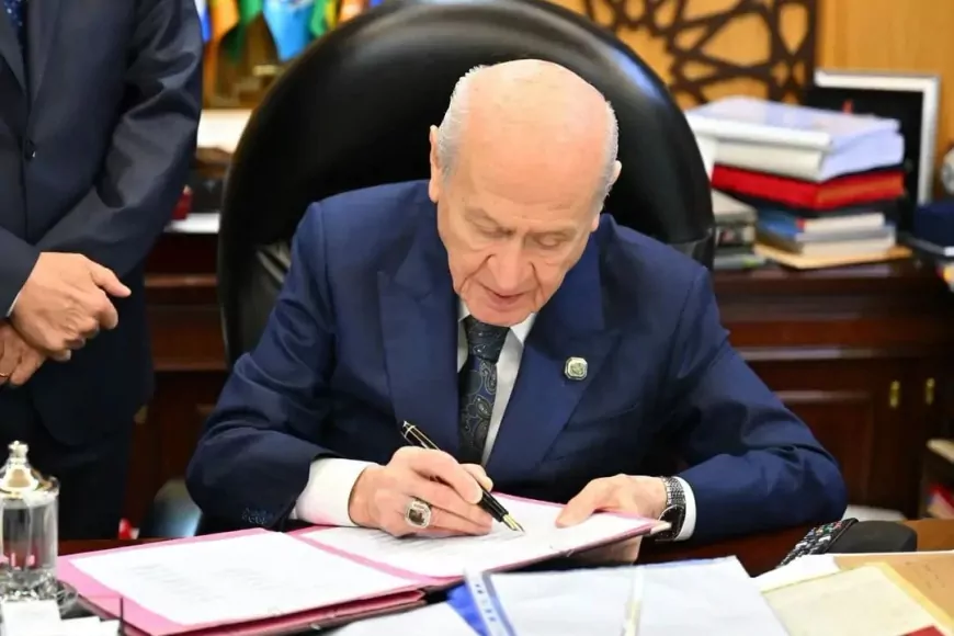 Milliyetçi Hareket Partisi Genel Başkanı Devlet Bahçeli, "Terörsüz Türkiye" vizyonuna ilişkin çerçeve yasa teklifini imzaladı