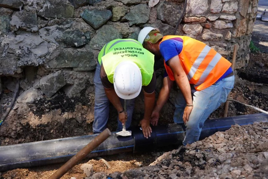 MUSKİ, Marmaris İçmeler’de 35 yıllık kanalizasyon hattını daha büyük çaplı borularla yeniliyor