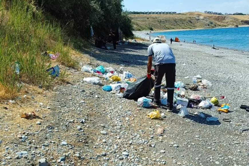 Van Büyükşehir Belediyesi Mollakasım sahilinde tonlarca atık toplayarak kıyı şeridini temizledi