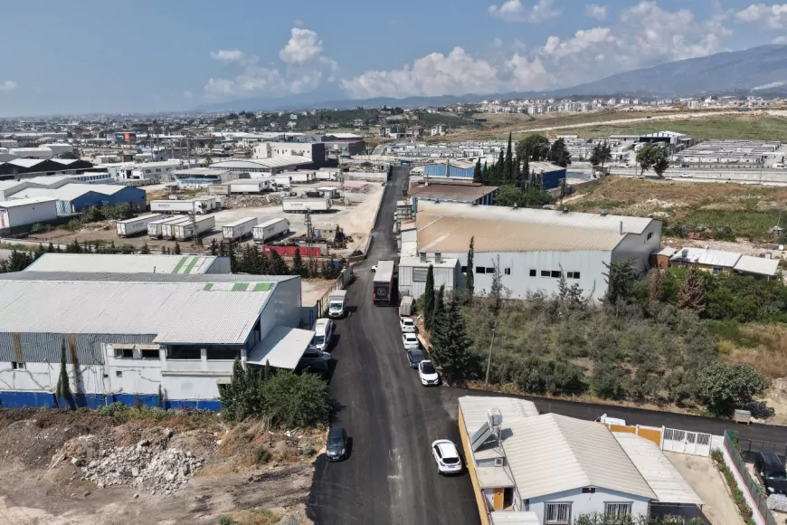 Hatay Büyükşehir Belediyesi Güzelburç Mahallesi’nde 7 bin 700 metrelik asfalt çalışması yürütüyor