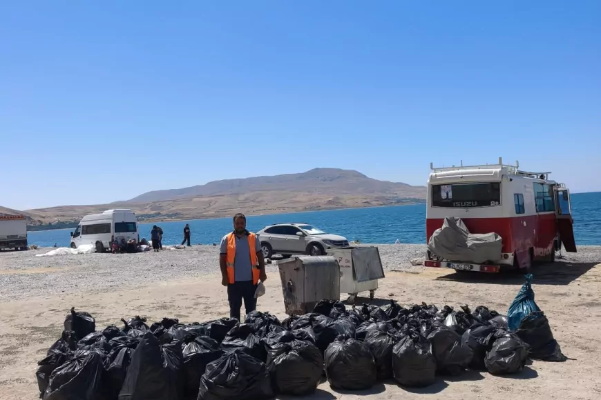 Van Gölü kıyılarında rutin temizlik çalışmaları Mollakasım ve Ayanıs sahillerinde sürüyor