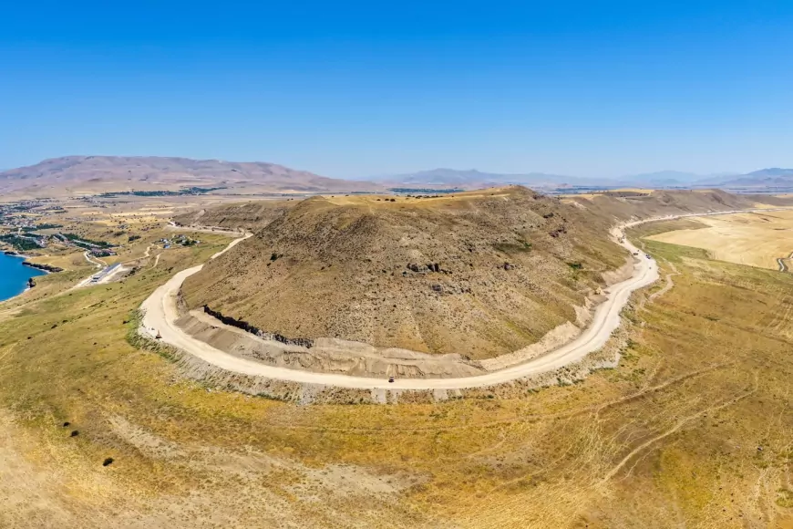 Van Gölü Sahil Yolu Çitören-Ayanis etabında asfalt serimine başlandı