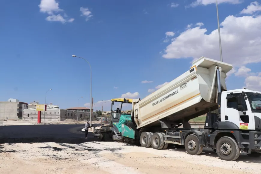 Şanlıurfa Büyükşehir Belediyesi Şehit Cuma Uçar Caddesi’nde sıcak asfalt çalışmalarına başladı