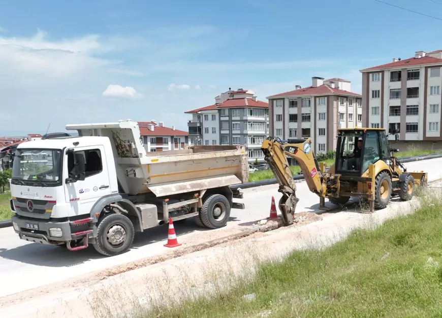 Eskişehir Büyükşehir Belediyesi ESKİ 71 Evler Mahallesi'nde İçme Suyu Şebekesini Yeni Hatla Güçlendirdi