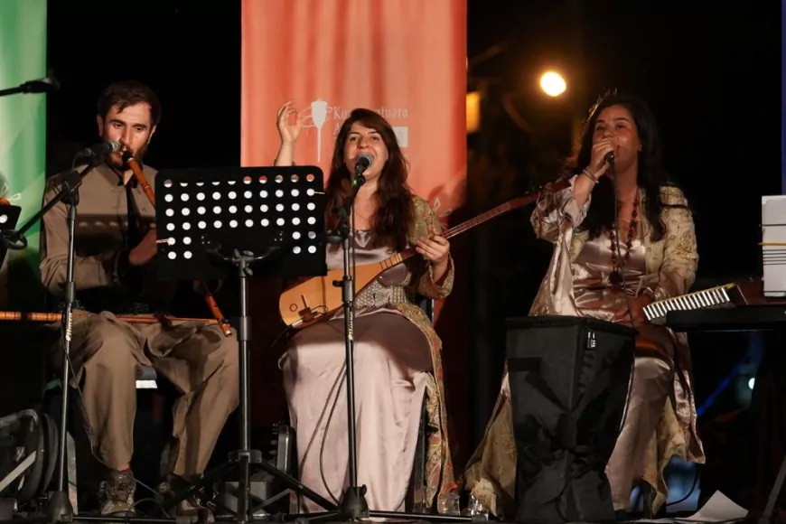 Yerel Yönetimler Diyarbakır Büyükşehir Belediyesi Gezici Müzik Atölyesi kapsamında Kervanpınarlı çocuklar öğrendiklerini konserle sahneye taşıdı