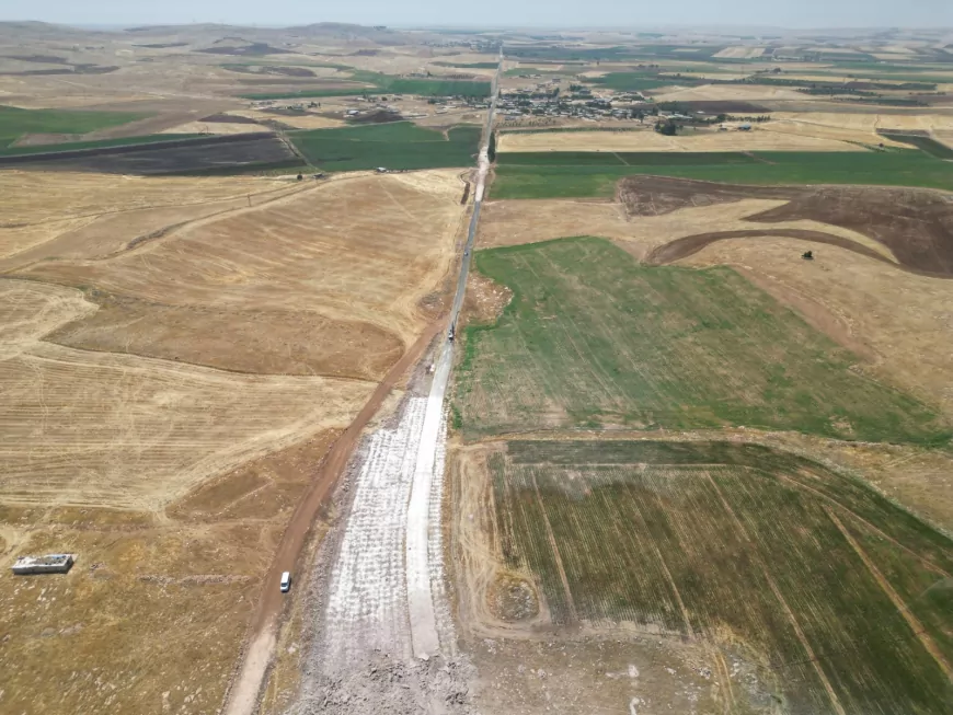 Şanlıurfa Büyükşehir Belediyesi Haliliye ve Siverek arasındaki 29 kilometrelik grup yolunu sıcak asfaltla yeniliyor