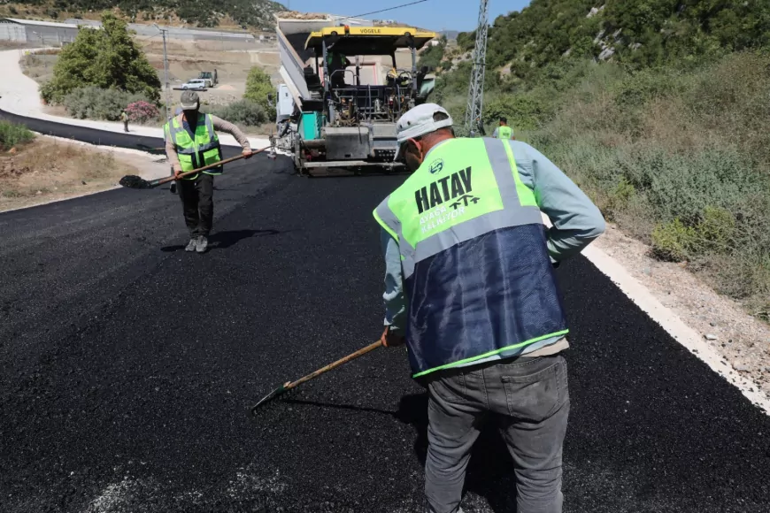 Hatay Büyükşehir Belediyesi Yayladağı Dusduru Mahallesi Bağlantı Yolunda Beton Asfalt Çalışmalarını Sürdürüyor