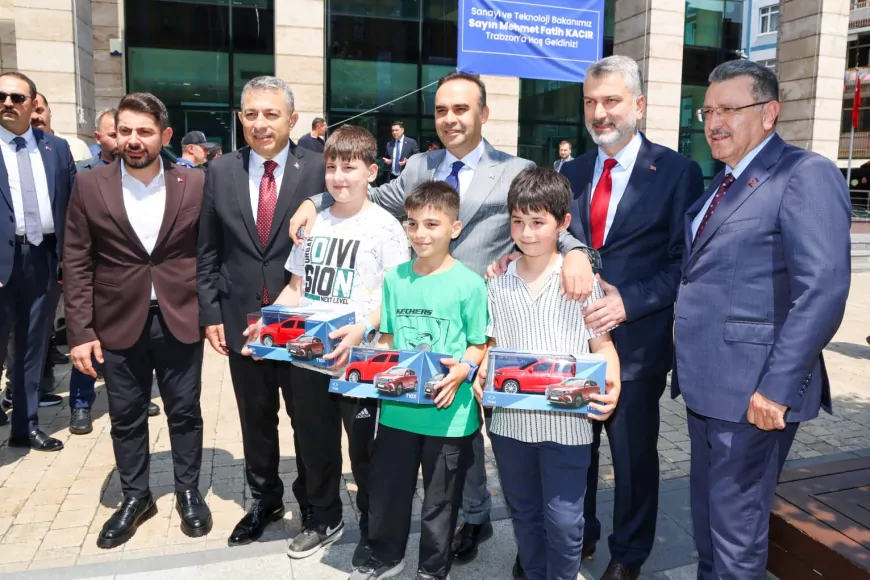Trabzon Büyükşehir Belediye Başkanı Ahmet Metin Genç: “Ne kadar üretirsek o kadar güçlüyüz” Trabzon’da 12 yeni yatırım için imzalar atıldı