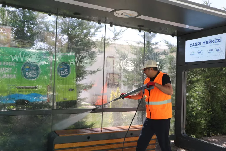 Van Büyükşehir Belediyesi Kent Genelindeki Kapalı Otobüs Duraklarında Hijyen Çalışmalarını Sürdürüyor