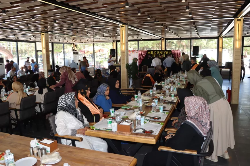 Şanlıurfa Büyükşehir Belediyesi Kadın Destek Merkezleri'nde Okuma Yazma Kursunu Tamamlayan Kadınlar Mezuniyet Sevinci Yaşadı