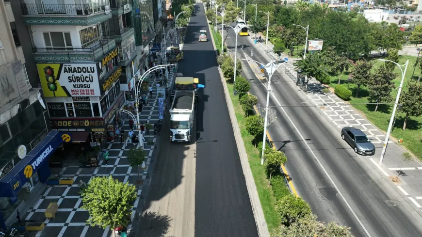 Şanlıurfa Büyükşehir Belediyesi Atatürk Bulvarı'nda sıcak asfalt serimine başladı, çalışmaların kısa sürede tamamlanması hedefleniyor