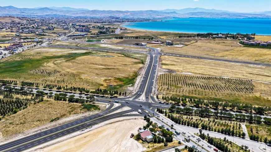 Van Büyükşehir Belediyesi Van Gölü Sahil Yolu'nda Üniversite ve Tıp Merkezi Ulaşımını Kesintisiz Hale Getirdi