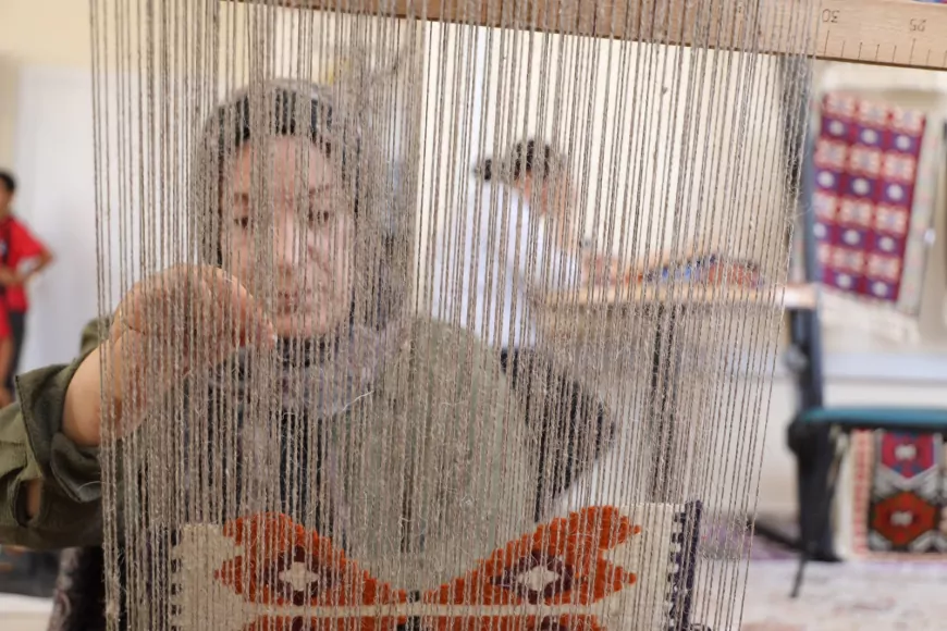 Van Büyükşehir Belediyesi Geleneksel Kilim Dokumacılığını Kadınların Üretimiyle Gelecek Kuşaklara Taşıyor
