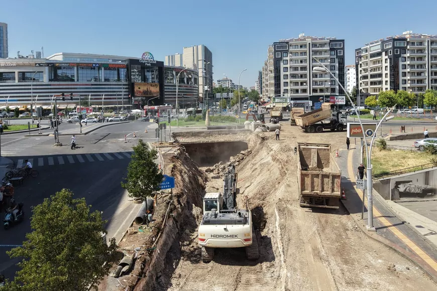 DİSKİ Yenihal Köprülü Kavşağı’ndaki su baskını sorununa kalıcı çözüm için drenaj hattını yeniliyor