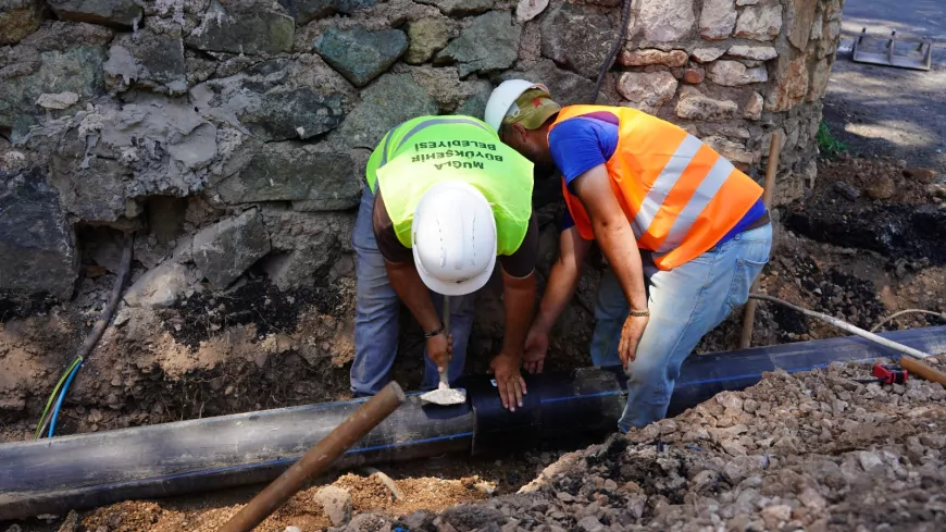 MUSKİ, Marmaris İçmeler’de 35 yıllık kanalizasyon hattını daha büyük çaplı borularla yeniliyor