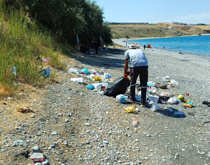 Van Büyükşehir Belediyesi Mollakasım sahilinde tonlarca atık toplayarak kıyı şeridini temizledi