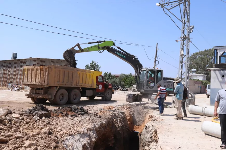 Reyhanlı Tayfur Sökmen Mahallesi’nde 40 yıllık kanalizasyon sorununda çalışmalar tamamlanma aşamasına geldi