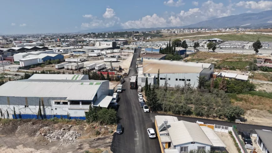 Hatay Büyükşehir Belediyesi Güzelburç Mahallesi’nde 7 bin 700 metrelik asfalt çalışması yürütüyor