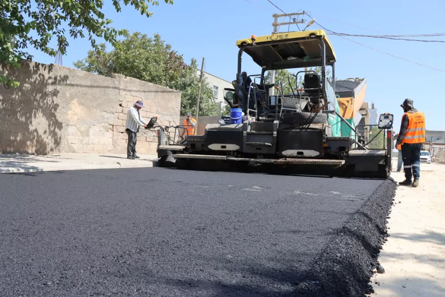 Şanlıurfa Büyükşehir Belediyesi Hilvan’da parke yolları sıcak asfaltla yeniledi