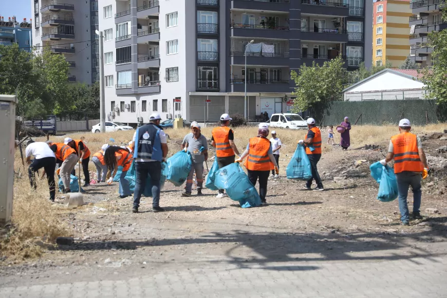 Diyarbakır Medya Mahallesi’nde belediyeler ve yurttaşlardan kolektif temizlik çalışması