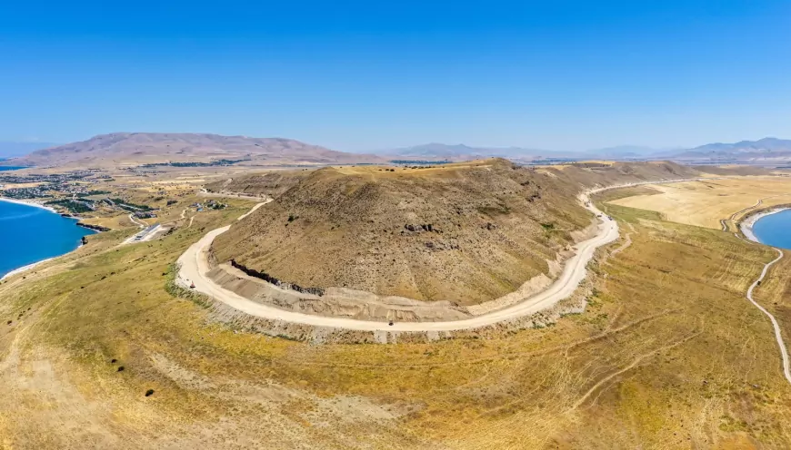 Van Gölü Sahil Yolu Çitören-Ayanis etabında asfalt serimine başlandı