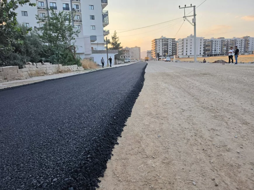 Mardin Büyükşehir Belediyesi Kızıltepe’de asfalt serimi ve yol düzenleme çalışmalarını sürdürüyor
