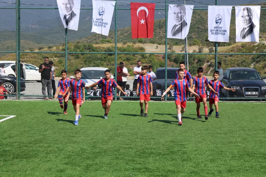 Antakya Yaylacık Mahallesi’nde yeni halı saha gençlerin katıldığı futbol turnuvasıyla açıldı