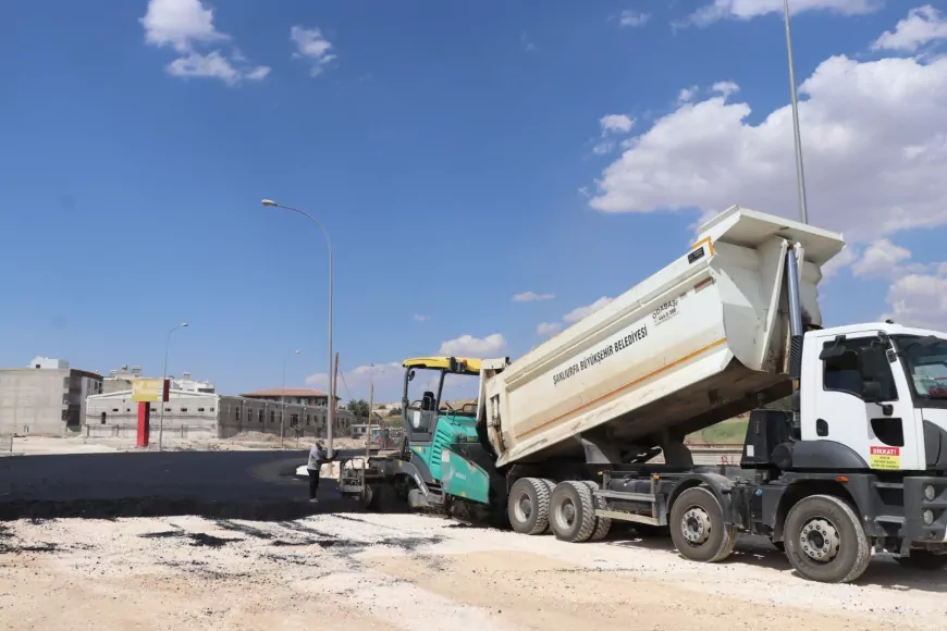 Şanlıurfa Büyükşehir Belediyesi Şehit Cuma Uçar Caddesi’nde sıcak asfalt çalışmalarına başladı