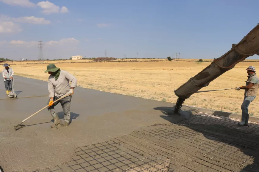 Şanlıurfa’da Hilvan, Siverek ve Haliliye’yi bağlayan 17 kilometrelik grup yolu betonla buluştu