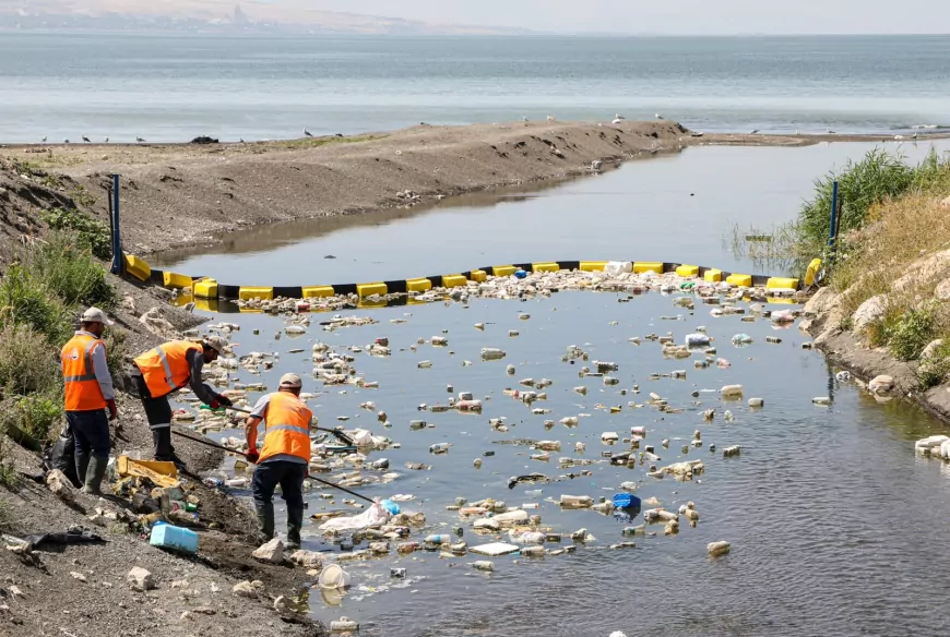 Van Büyükşehir Belediyesi derelerden Van Gölü’ne taşınan atıkları yüzer bariyerlerle engelliyor