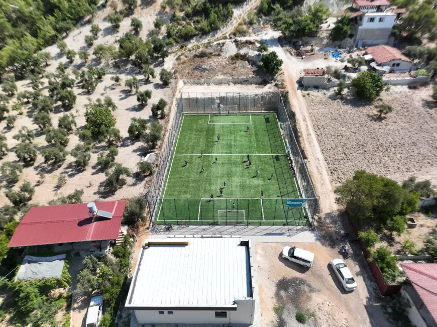 Hatay Büyükşehir Belediyesi Yayladağı Turfanda Mahallesi’ne yeni halı saha kazandırdı