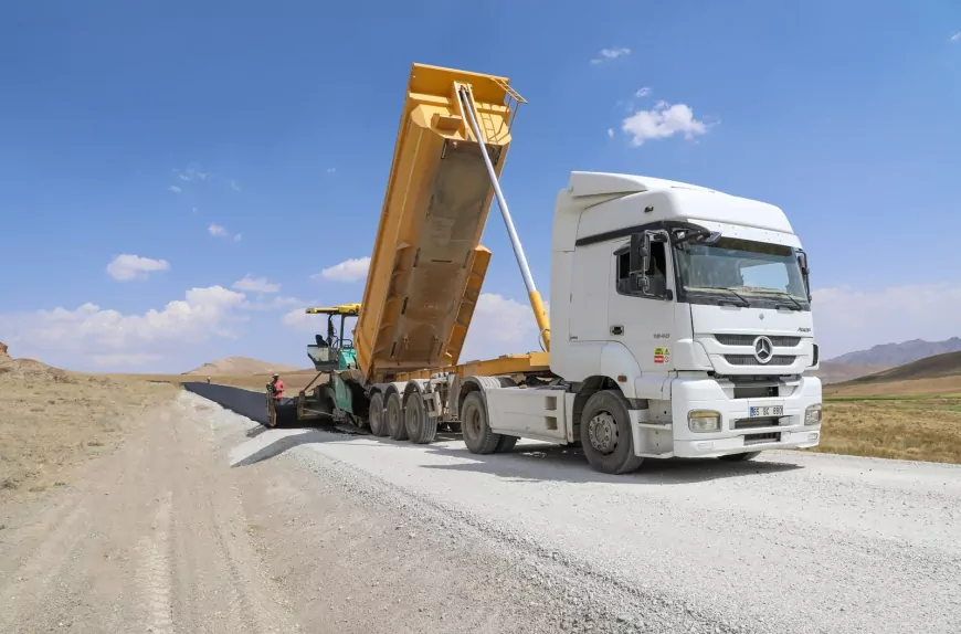 Van Saray’da 5 mahalle ve bir mezrayı bağlayan 10 kilometrelik yol sıcak asfaltla buluşuyor