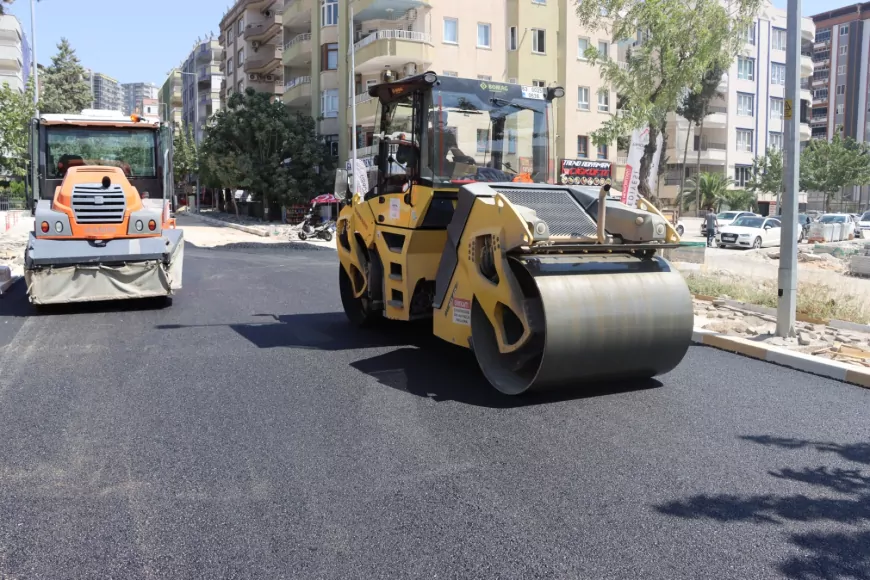 Şanlıurfa Büyükşehir Belediyesi Karaköprü’de sıcak asfalt yenileme ve yeni yol çalışmalarını sürdürüyor